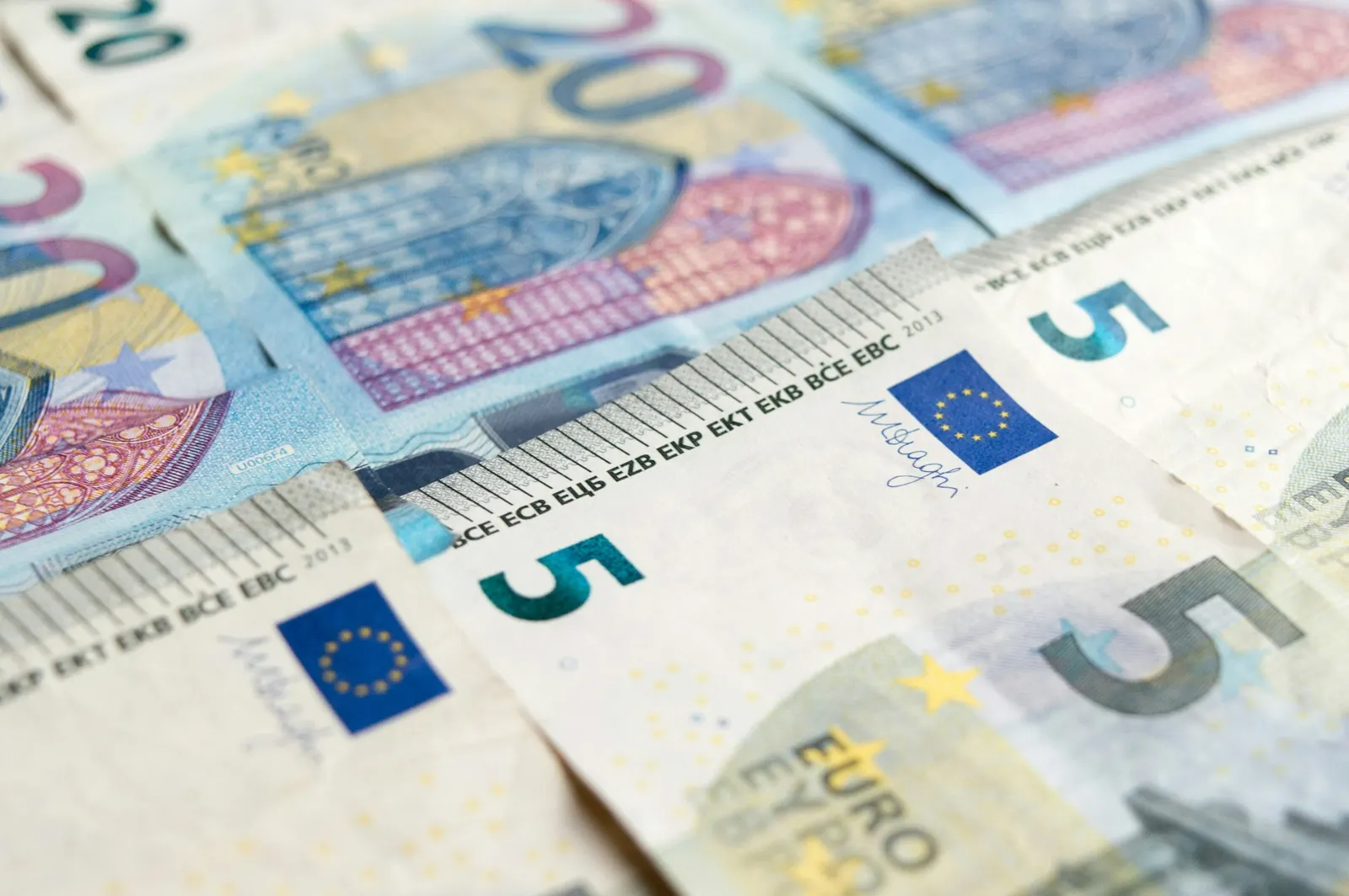 Eurobankbiljetten als illustratie bij het eigen risico van de zorgverzekering in 2026