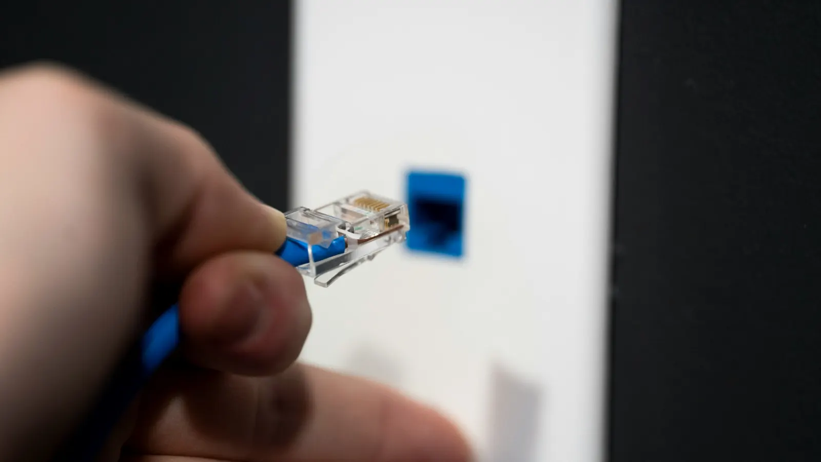 Netwerkkabel aansluiten bij het vergelijken van glasvezel en kabelinternet