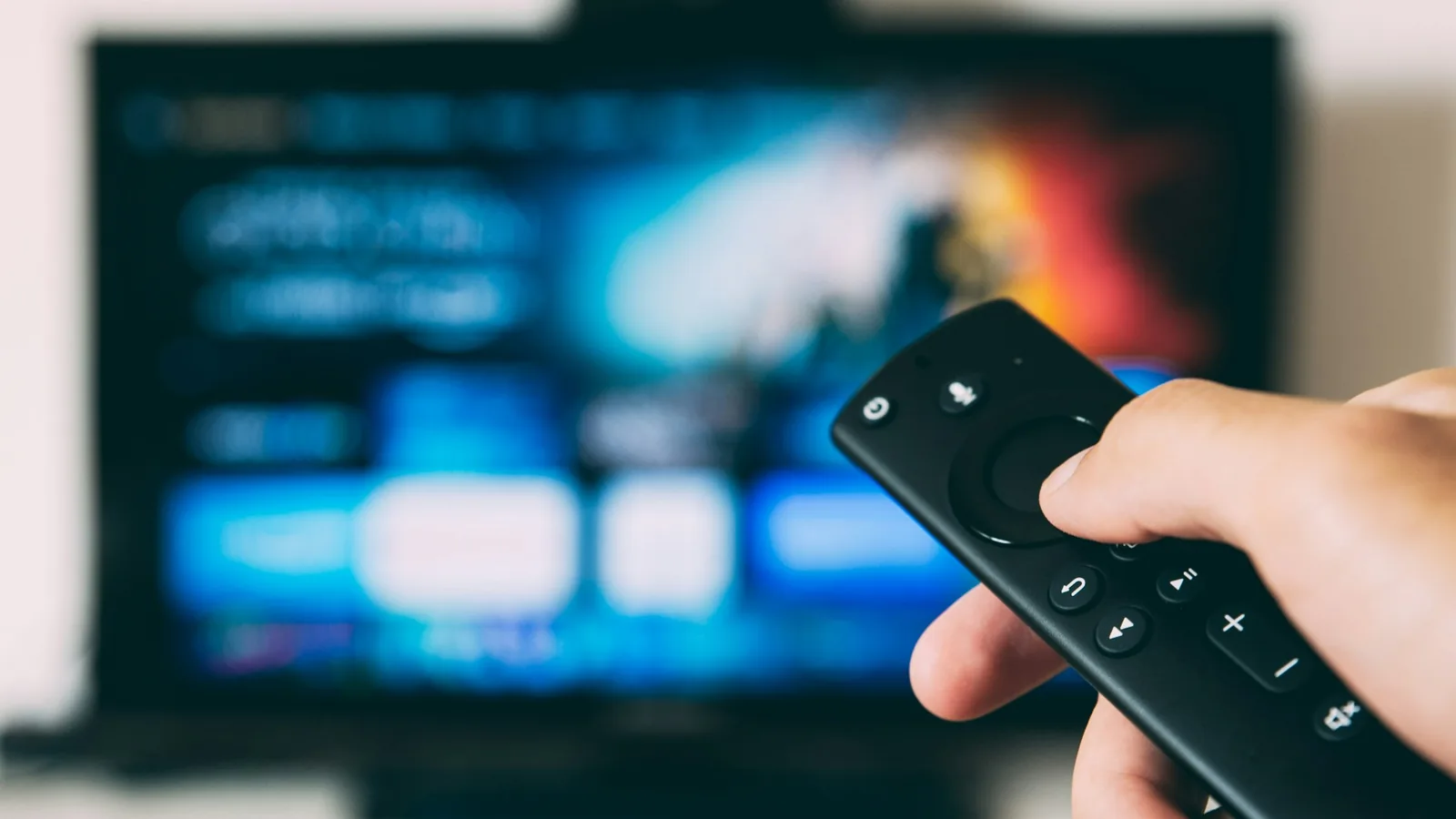 Afstandsbediening bij een tv tijdens het vergelijken van internet en tv