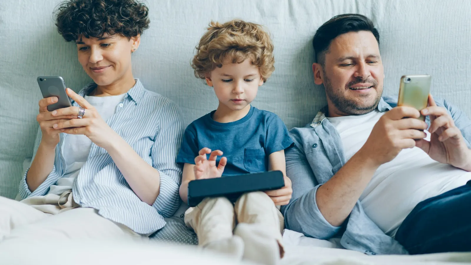 Gezin gebruikt thuis meerdere apparaten voor internet en entertainment
