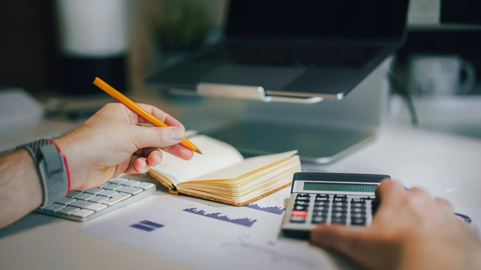 Budget en spaardoelen berekenen met rekenmachine en notitieboek