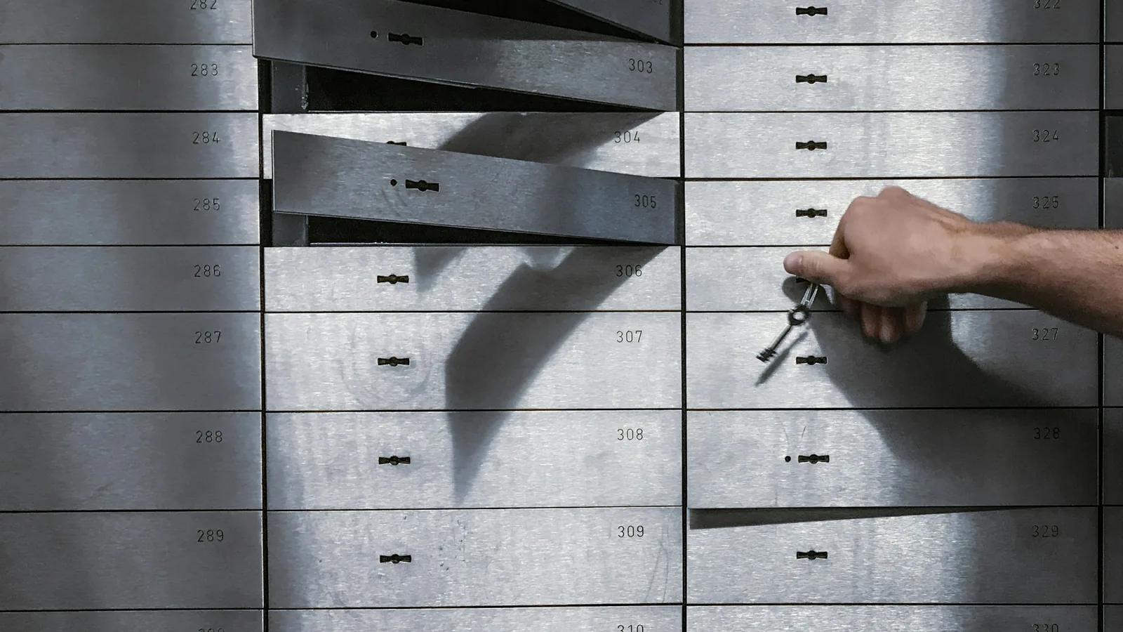 Kluisjes als illustratie van geld vastzetten in een spaardeposito