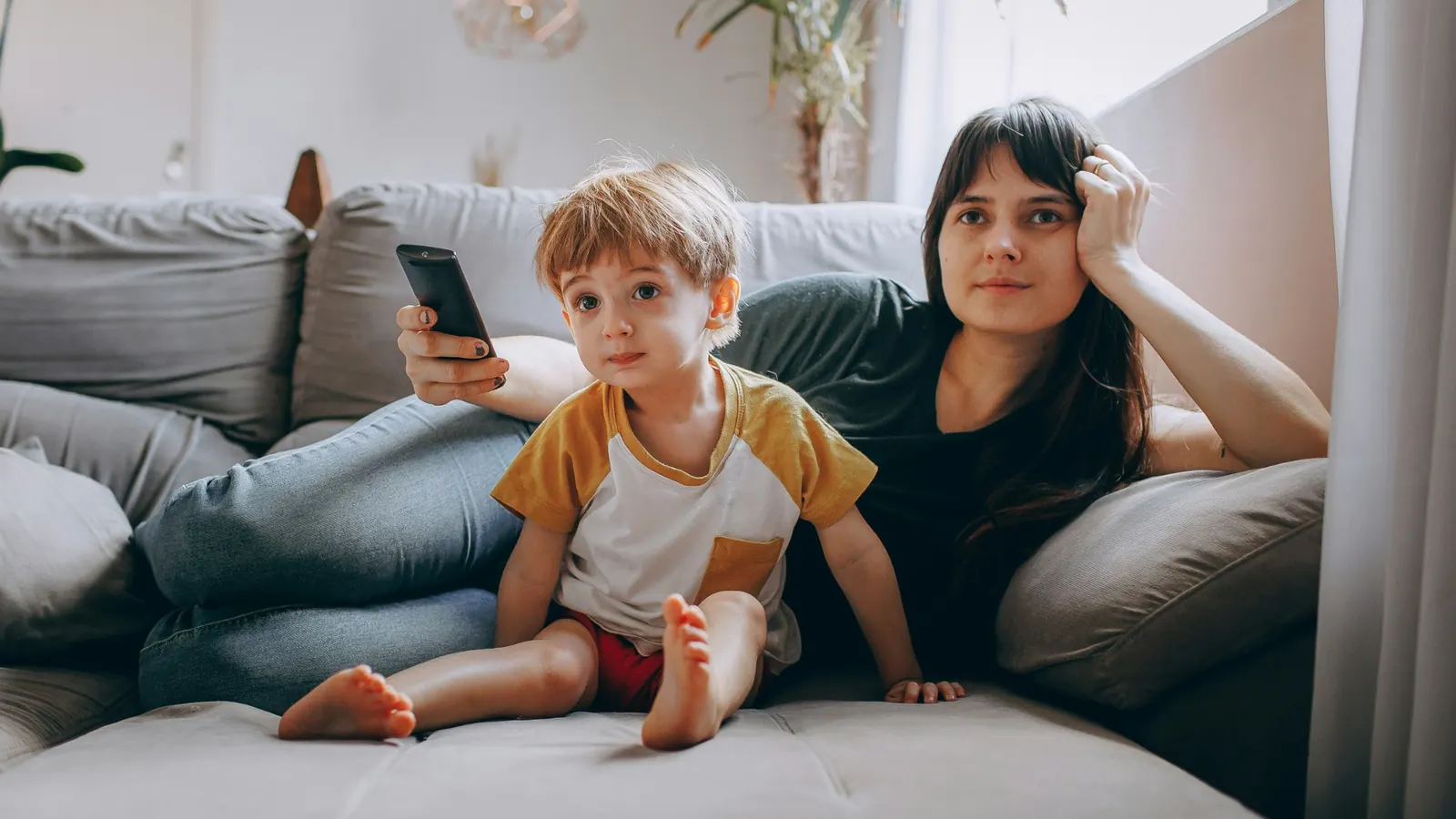 Gezin dat thuis televisie kijkt en internet gebruikt